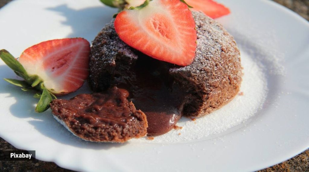 this-4-ingredient-chocolate-lava-cake-is-what-you-need-to-satiate-your-sweet-tooth-today-(recipe-inside)