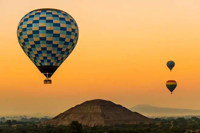 two-people-are-killed-and-more-are-injured-in-a-hot-air-balloon-accident-at-the-teotihuacan-archaeological-site